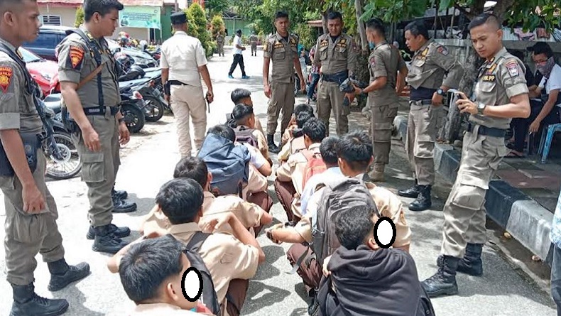 Asyik Nongkrong di Warkop saat Jam Pelajaran, Belasan Pelajar Diamankan Satpol PP Padang