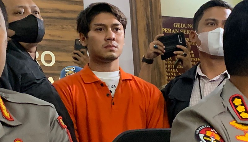 Tanpa Senyum, Begini Tampang Rizky Billar Pakai Baju Tahanan - Bagian 1