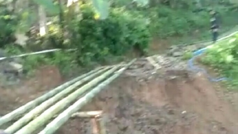 Jalan Putus akibat Tanah Longsor, Ratusan Warga Cibangkonol Cipatat KBB Terisolasi 