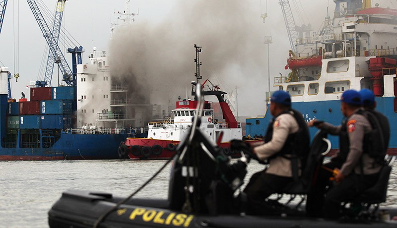Kapal Kargo Terbakar di Pelabuhan Tanjung Perak - Bagian 3