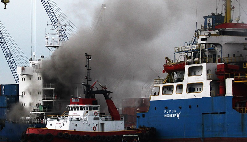 Kapal Kargo Terbakar di Pelabuhan Tanjung Perak - Bagian 1