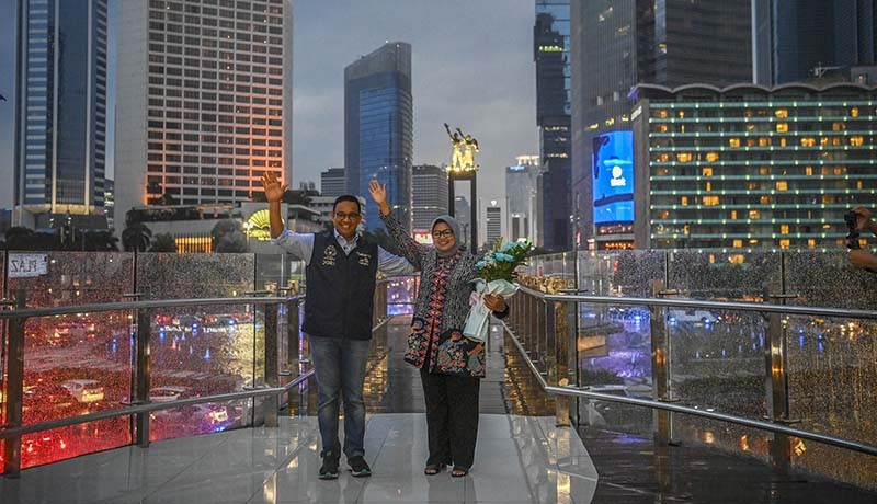 Gaya Anies Baswedan di Anjungan Halte TransJakarta Bundaran HI Jelang Purnatugas - Bagian 1