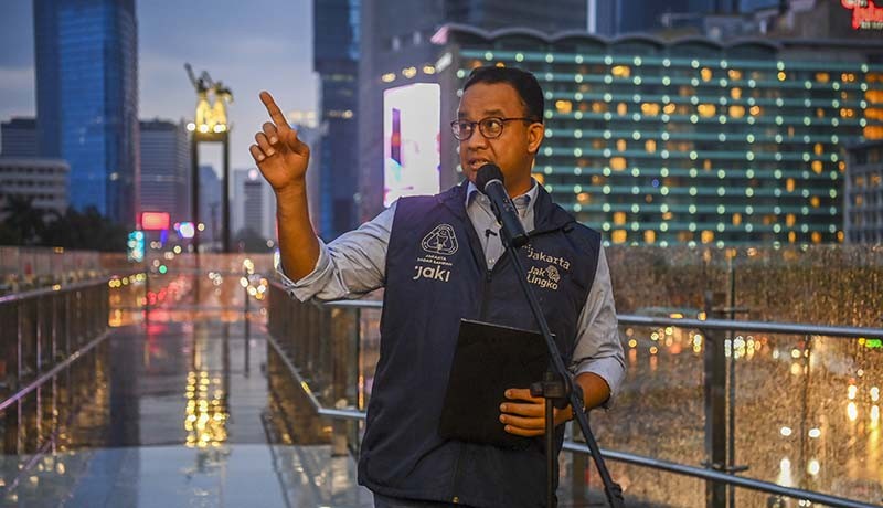 Gaya Anies Baswedan di Anjungan Halte TransJakarta Bundaran HI Jelang Purnatugas - Bagian 2