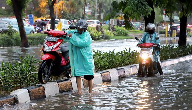 Pengendara Kompak Angkat Sepeda Motor Lewati Banjir di Depan Mal Gandaria City - Bagian 2
