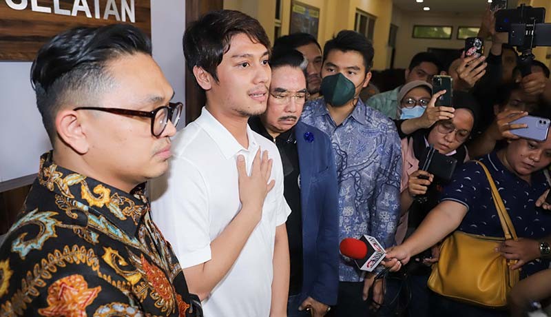 Momen Rizky Billar Dibebaskan dari Polres Jaksel - Bagian 1