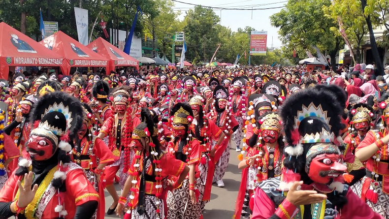 Keren, 7.891 Penari Topeng Kelana di Indramayu Pecahkan Rekor MURI