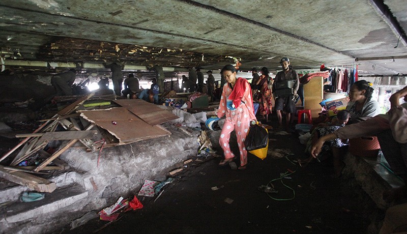 Bangunan Liar di Kolong Jalan Tol Surabaya-Gempol Dibongkar - Bagian 1