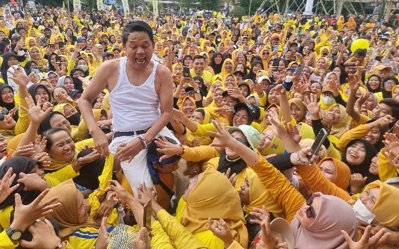 Ganasnya Emak-Emak Purwakarta Keroyok dan Paksa Dedi Mulyadi Buka Baju