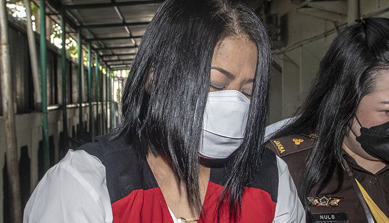 Penampakan Putri Candrawathi Tiba Memakai Baju Tahanan Bernomor 69 - Bagian 3