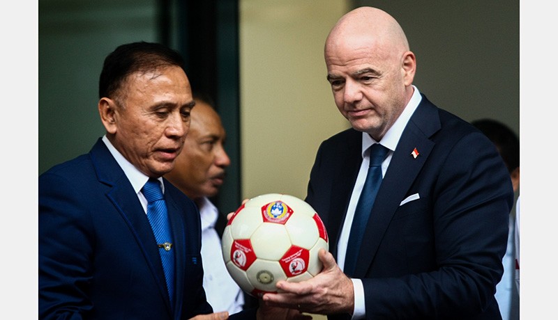Momen Iwan Bule Salam Komando dengan Presiden FIFA Gianni Infantino - Bagian 2