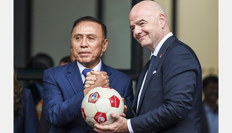 Momen Iwan Bule Salam Komando dengan Presiden FIFA Gianni Infantino - Bagian 1