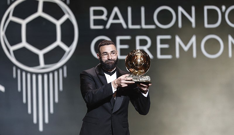 Foto-Foto Karim Benzema Angkat Trofi Ballon d'Or 2022 - Bagian 1