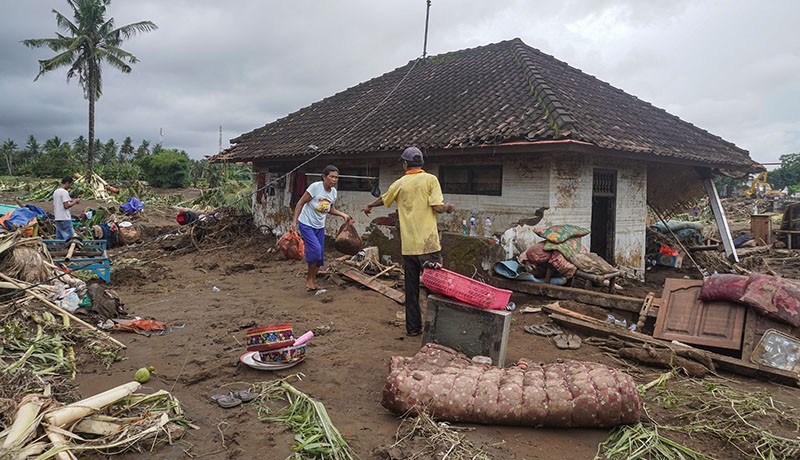 Dampak Banjir Bandang di Bali, Material Kayu Berserakan Penuhi Jalanan - Bagian 3