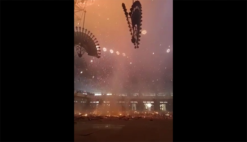 Kondisi Dalam Masjid Islamic Center Koja saat Kebakaran, Api Berjatuhan dari Kubah - Bagian 2