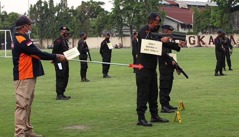 Rekonstruksi Tragedi Kanjuruhan, Polisi Peragakan Menembak Gas Air Mata - Bagian 1