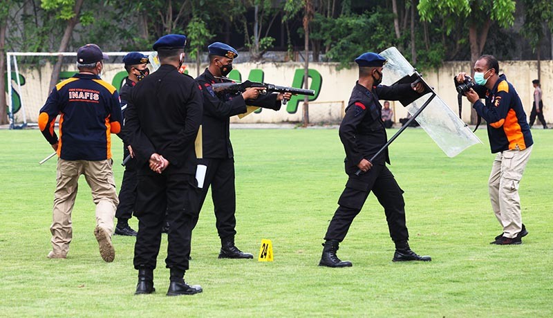 Rekonstruksi Tragedi Kanjuruhan, Polisi Peragakan Menembak Gas Air Mata - Bagian 2