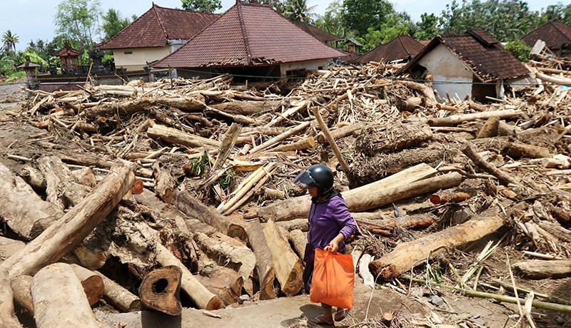 Material Kayu dan Lumpur Masih Penuhi Jalanan Imbas Banjir Bandang di Bali - Bagian 1