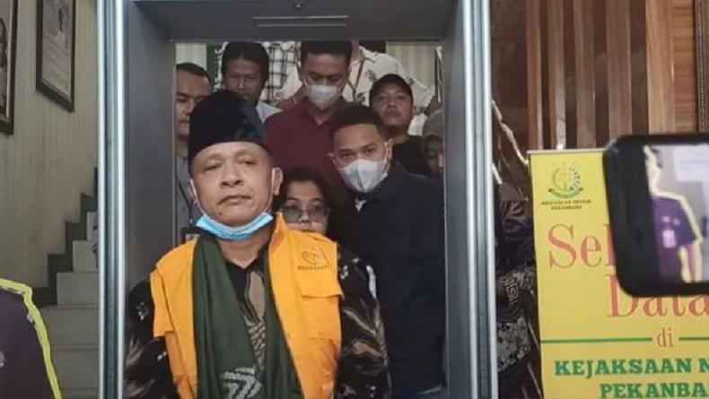 Dijebloskan ke Penjara Kasus Korupsi, Eks Rektor UIN Riau Bungkam
