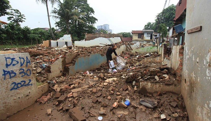 Normalisasi Sungai Ciliwung, 50 Bidang Tanah Sepanjang 800 Meter Dibebaskan - Bagian 1