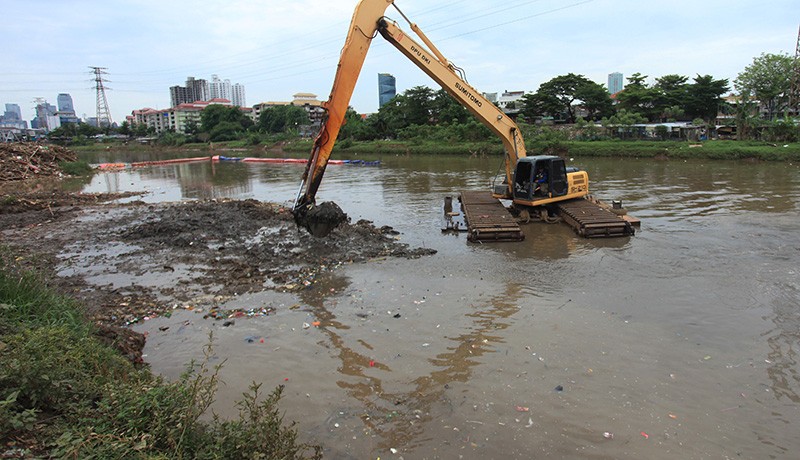 Pengerukan Lumpur Kali KBB Antisipasi Banjir Jakarta - Bagian 1