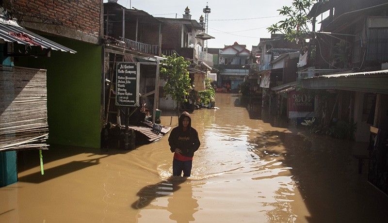 Sungai Bengawan Solo Meluap, Permukiman Warga Pucang Sawit Terendam Banjir - Bagian 2