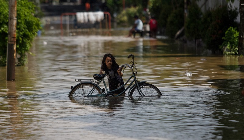 Sungai Bengawan Solo Meluap, Permukiman Warga Pucang Sawit Terendam Banjir - Bagian 3
