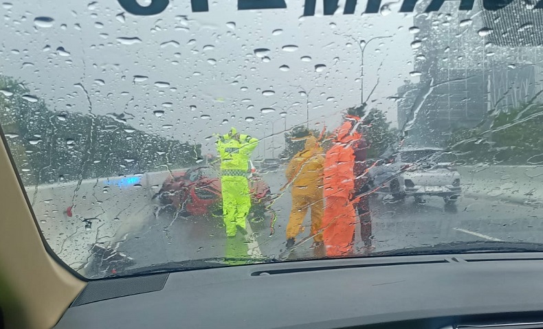 Mobil Mewah Mclaren Kecelakaan di Tol Juanda-Waru, Begini Kondisinya