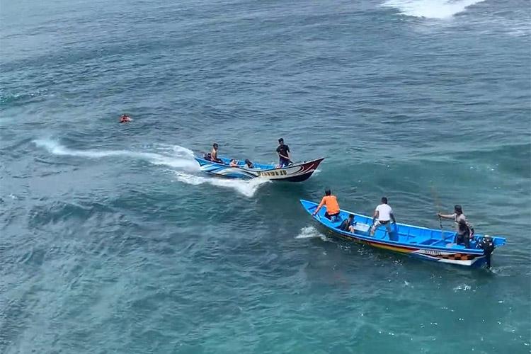 Dramatis, Tim SAR Gunungkidul Selamatkan 6 Wisatawan yang Terseret Ombak Pantai Ngandong 