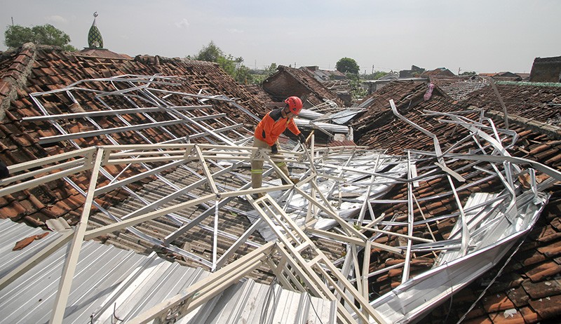 291 Rumah Rusak Diterjang Angin Puting Beliung di Sidoarjo - Bagian 1