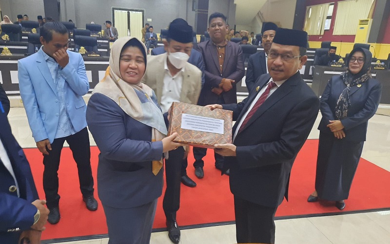 Hadiri Rapat Paripurna, Bupati Pasangkayu Serahkan Ranperda APBD 2023 kepada DPRD