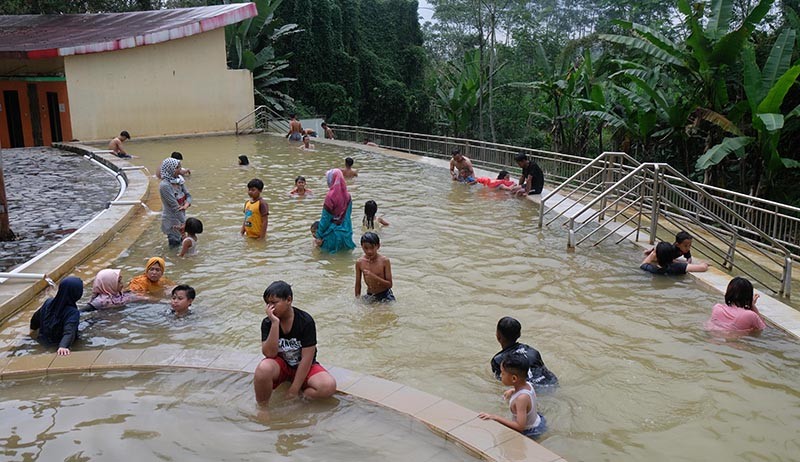 Kolam Pemandian Air Hangat di Wonosobo, Mampu Menyembuhkan Penyakit Kulit? - Bagian 1