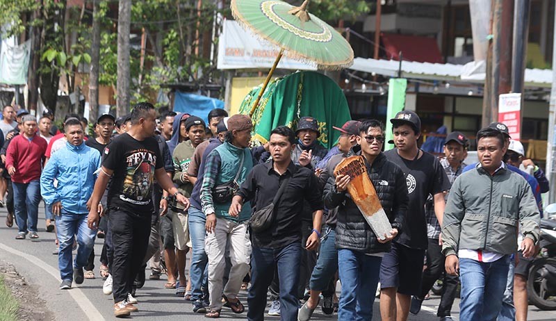 Suasana Pemakaman Korban ke-135 Tragedi Kanjuruhan - Bagian 2