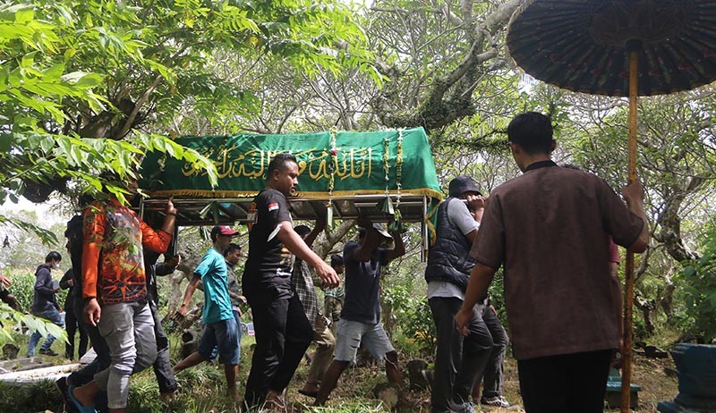 Suasana Pemakaman Korban ke-135 Tragedi Kanjuruhan - Bagian 1