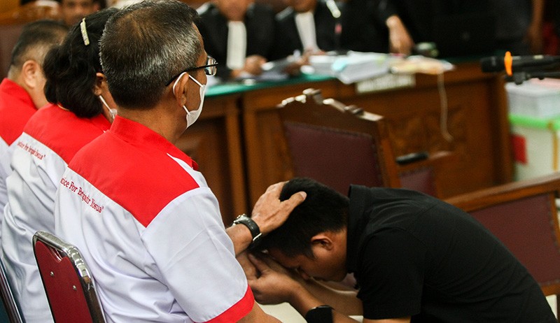 Momen Bharada E Bersimpuh Minta Maaf ke Orang Tua Brigadir J - Bagian 1