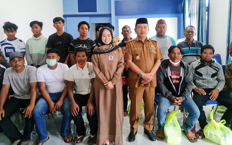 Bupati Pasangkayu Beri Bantuan Alat Pancing untuk Nelayan