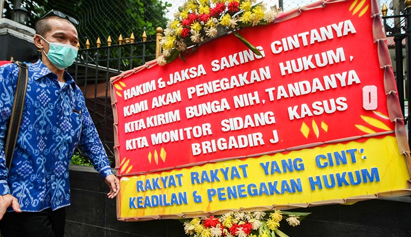 Karangan Bunga Dukung Bharada E Terbuka soal Pembunuhan Brigadir J - Bagian 1