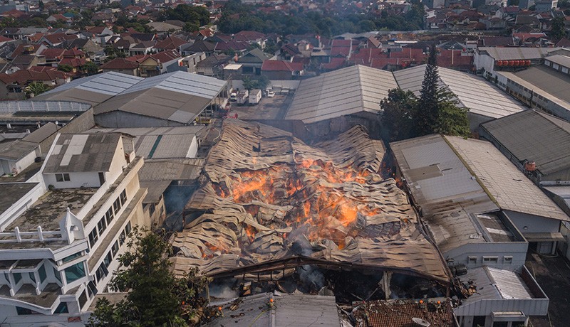 Gudang Triplek Kebakaran di Bandung Sejak Senin Malam, Api Belum Padam - Bagian 1