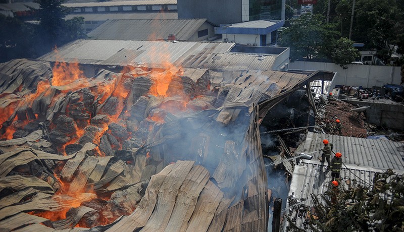 Gudang Triplek Kebakaran di Bandung Sejak Senin Malam, Api Belum Padam - Bagian 2