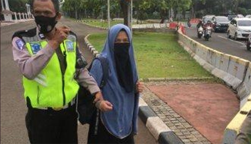 Penampakan Perempuan Bercadar Tenteng Pistol Terobos Istana, Paspampres Ditodong - Bagian 1