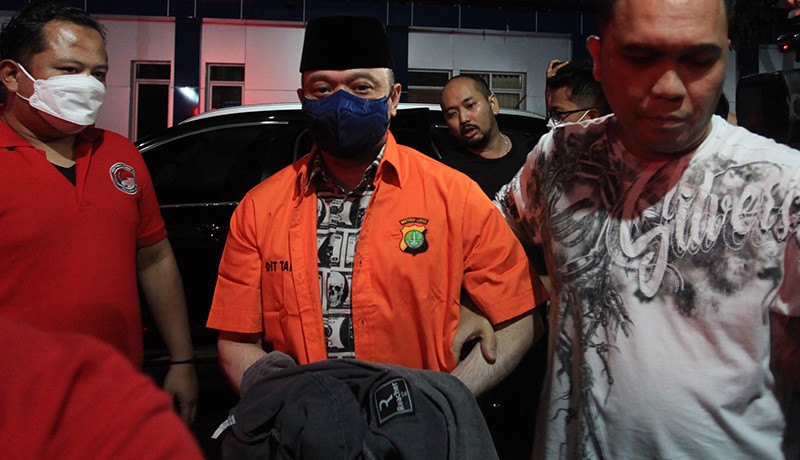 Tampang Irjen Teddy Minahasa Pakai Baju Tahanan, Tangan Diborgol Ditutup Jaket - Bagian 2