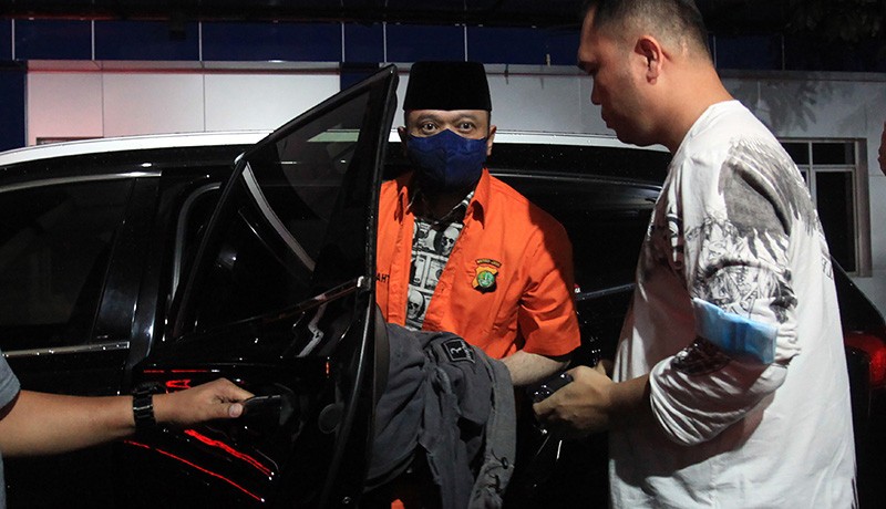 Tampang Irjen Teddy Minahasa Pakai Baju Tahanan, Tangan Diborgol Ditutup Jaket - Bagian 3