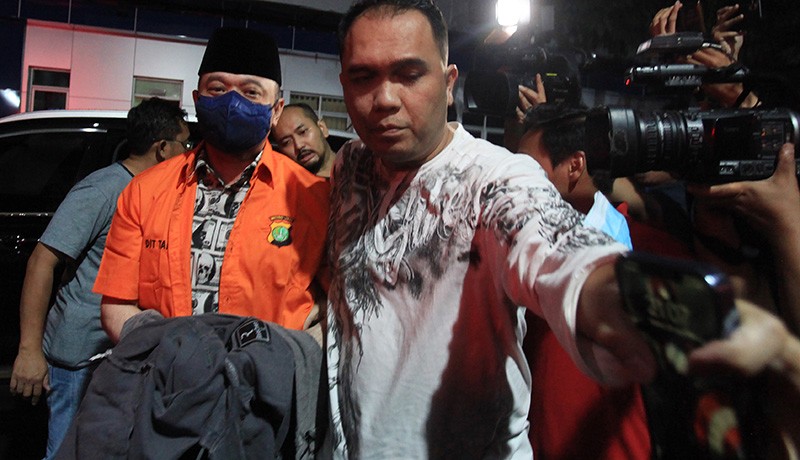 Tampang Irjen Teddy Minahasa Pakai Baju Tahanan, Tangan Diborgol Ditutup Jaket - Bagian 1
