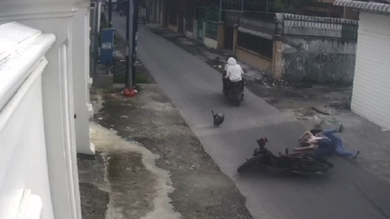 Tragis, Perempuan Korban Jambret Terjatuh sampai Helm Terlepas dan Tak Sadarkan Diri