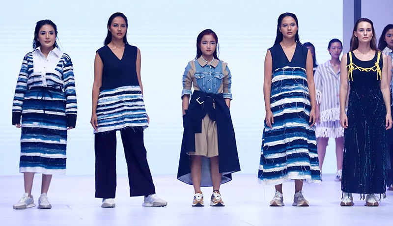 Gaya Fuji Melenggang di Panggung Jakarta Fashion Week 2023 - Bagian 1
