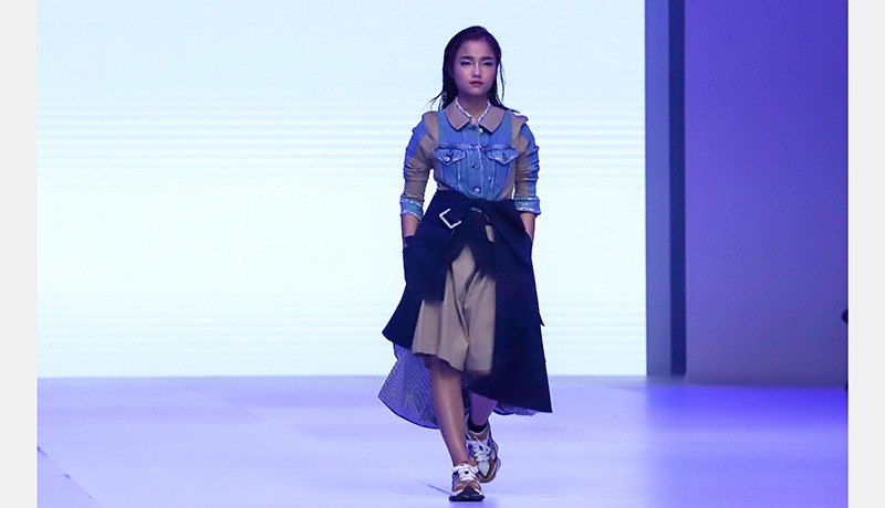 Gaya Fuji Melenggang di Panggung Jakarta Fashion Week 2023 - Bagian 4