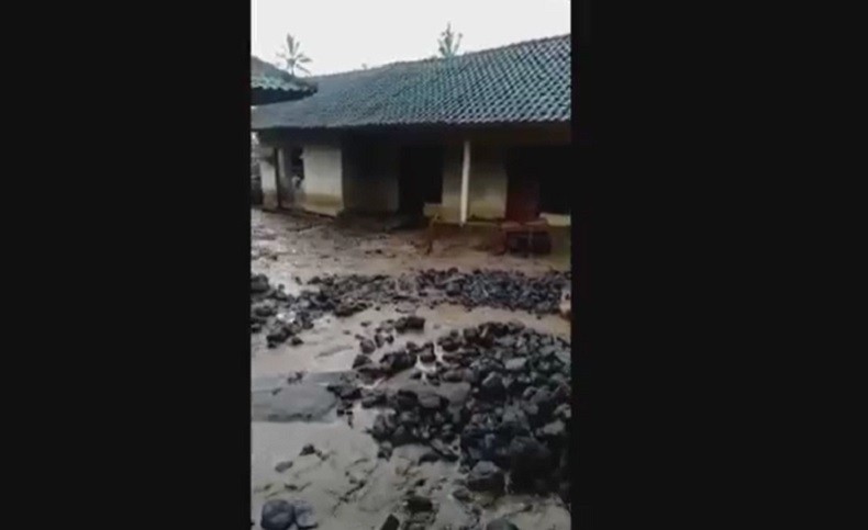 Detik-Detik Rumah Warga Karangasem Jebol Diterjang Banjir, 3 Keluarga Mengungsi