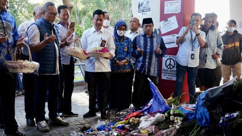 Tabur Bunga di Pintu 13 Stadion Kanjuruhan Malang, Zulhas Doakan Korban Tragedi - Bagian 2