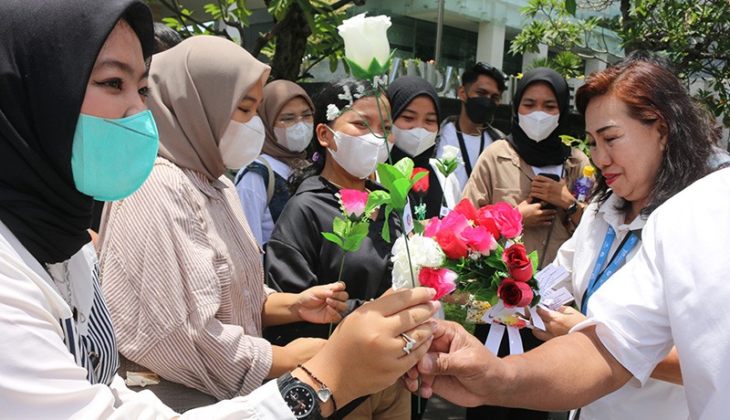 RPA Perindo Bagi-Bagi Bunga Peringati Hari Sumpah Pemuda - Bagian 1