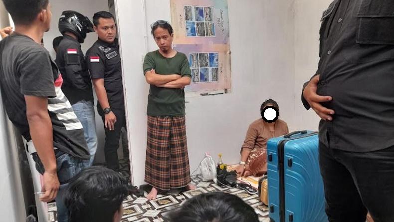Masuk Kos Perempuan Dini Hari, Pasangan Mesum di Padang Digerebek Warga