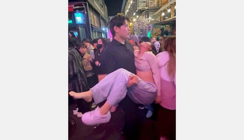 Foto-Foto Tragedi Halloween, 149 Orang Tewas Berdesakan di Gang Sempit Seoul - Bagian 10